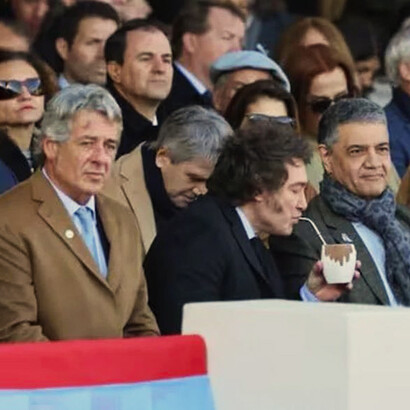 Milei aparece como una figura desconcertante, un espectáculo grotesco del que no se puede apartar la mirada