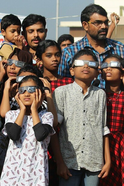 Grupo de personas observando el eclipse en el distrito de Ernakulam, estado de Kerala, India
