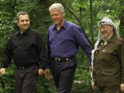 Ehud Barak, Clinton y Arafat en la Cumbre de Paz de Camp David (2000)