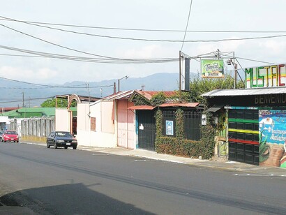 Propiedades actuales donde estuvo el Solar del Carmen. Al fondo, izquierda, con techo pintado de rojo, el mercado. Sergio Orozco Abarca, 2023