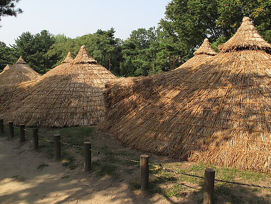 Amsa-dong (Korean: 암사동), a neighborhood in Seoul’s Gangdong District, is best known for the Amsa-dong Prehistoric Settlement Site, where Neolithic remains were uncovered after a 1925 flood revealed diagonal-line patterned earthenware (빗살무늬토기)