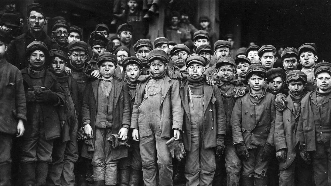Lewis Hine; Chicos rompedores trabajando en Ewen Breaker. S. Pittston, Pensilvania, 1911