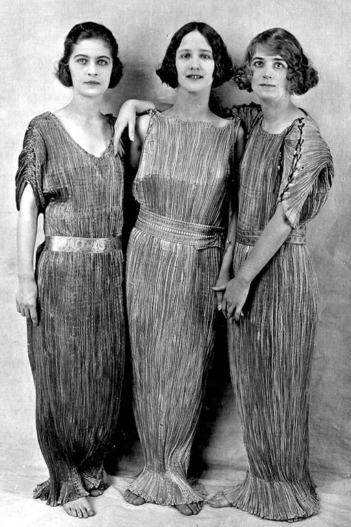 Tres mujeres con modelos "Delphos" de Mariano Fortuny