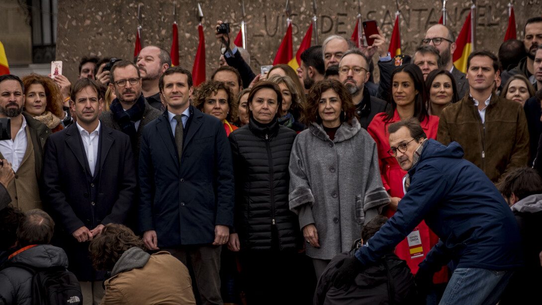 La foto de las tres derechas: a la izquierda de la imagen, Abascal; a la derecha, Rivera; en medio, Casado