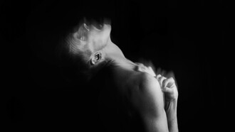 O que está por trás dessa dificuldade generalizada de desacelerar? Grande parte dessa agitação vem da forma como lidamos com o futuro. Pensar no amanhã é natural, mas o problema começa quando o futuro se torna uma fonte contínua de ameaça. Muitas pessoas não pensam no que vem pela frente com planejamento ou esperança, mas com medo. Medo de não dar conta, de fracassar, de faltar dinheiro, de perder oportunidades, de não ser suficiente. O futuro deixa de ser um espaço de possibilidades e vira um cenário de catástrofes antecipadas