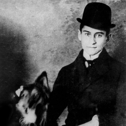 Franz Kafka en su juventud. Kafka transformó la incomprensión y el absurdo de la vida moderna en un legado literario que sigue resonando con lectores atrapados en un mundo cada vez más alienante