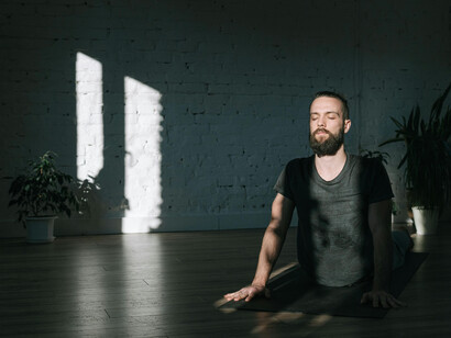 Yoga remonta à Índia antiga, buscando paz interior e harmonia, enquanto enfrenta os desafios contemporâneos
