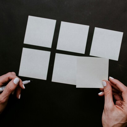 Attraverso la scrittura, è possibile osservare i propri schemi mentali, riconoscere le ferite interiori e iniziare un processo di guarigione