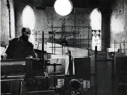 Emilio Vedova nel suo studio