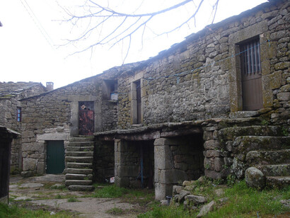 Casa com varanda e pátio