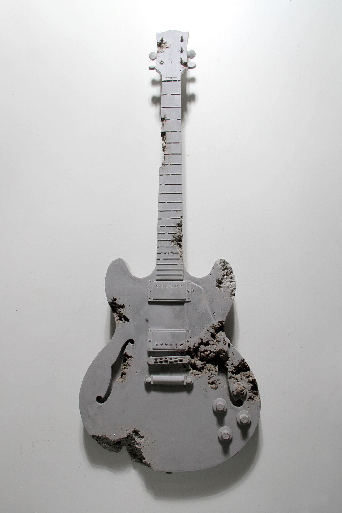 Daniel Arsham, "Glacial Rock Eroded Hollow Guitar" 2014, Poussière de roche glacière, fragments de marbre, hydrostone, 106,5 x 38 x 7,5 cm / 42 x 15 x 3 inches, Courtesy Galerie Perrotin