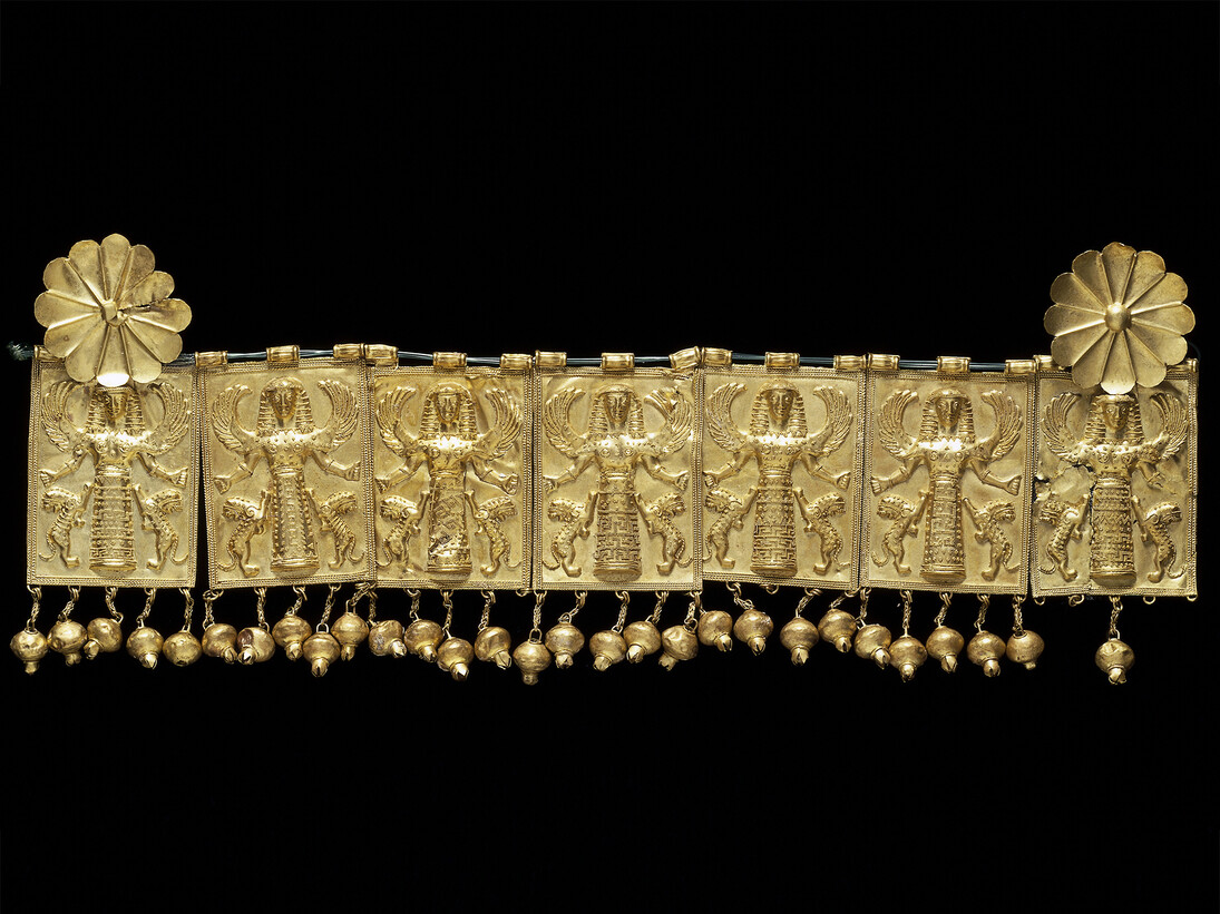Sept plaquettes doubles avec pendeloques - têtes de femmes en relief, Alliage d’or et d’argent, h. moyenne des plaques 3 cm, Production : Rhodes, 2nde moitié du VIIe siècle avant J.-C. © The Trustees of the British Museum