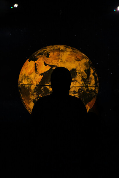 Quiere un sendero suave, claro, llano… 
quiere inventar un plano que contenga 
todos o casi todos esos sitios 
en los que alguna vez fueron felices