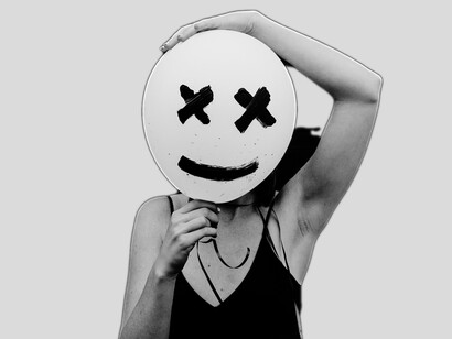 Le masque du bonheur finit toujours par peser quand on tait ce qui fait mal