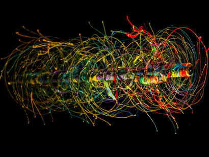 Vernice in movimento, della serie fotografia Black Hole. Credit Fabian Oefner