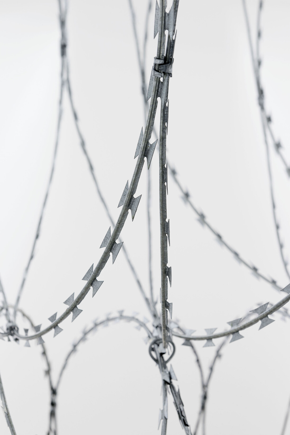 View of the exhibition Gianni Motti “Draft” Galerie Perrotin Paris from October 22 to December 19, 2015. “Draft”, 2015, razor barbed wire, Photo: Claire Dorn, Courtesy Galerie Perrotin