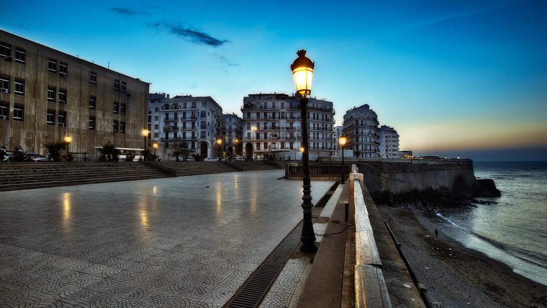 Paseo marítimo, frente a la entrada de la Kasbah: ciudadela que entre muros contiene casas y plazas llenas de vida. Argel, Argelia