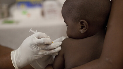 Un niño africano recibiendo una vacuna