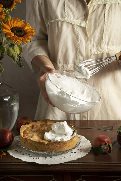 Al finalizar, se decora con crema batida y frutas frescas, cuidando tanto la estética como el contraste de sabores