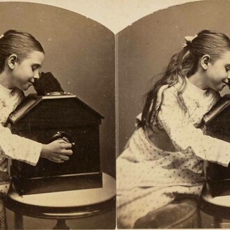 Anoniem, Stereokaart van een meisje dat in een stereokijker kijkt, ca. 1870. Avec l'aimable autorisation de FOMU