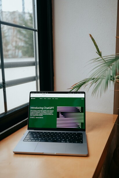 ChatGPT e privacy. L’enorme diffusione della piattaforma di ChatGPT che, lanciato il 22 novembre 2022 in soli due mesi ha raggiunto 100 milioni di utenti con i quali “conversare” e instaurare una conoscenza estesa su informazioni personali sensibili quali pensieri, interessi, domande, timori, ha confermato la centralità della protezione dei dati