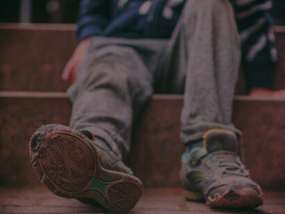 Niño sentado a la espera de...