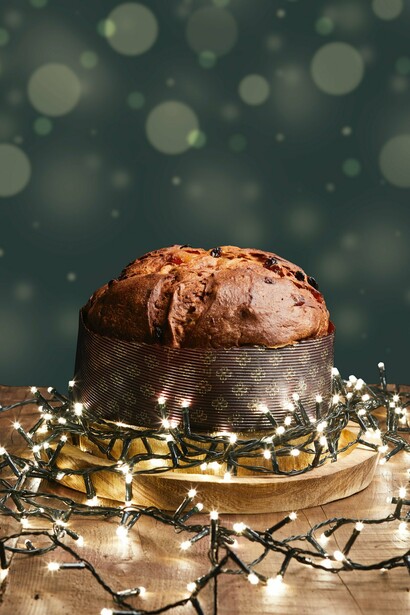 Un panettone Filippi accompagnato da lucine di Natale