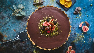 Dolce. Sia che si tratti di gustare un dolce con amici intorno a un tavolo o di condividerlo virtualmente su un profilo social, la voglia di regalare un'emozione e di condividere un momento è ciò che rende la pasticceria un elemento così prezioso e universale nella storia dell'umanità