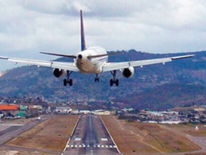 Llevaba dos maletas de distintos colores que podían acoplarse una dentro de la otra. Se cambió de ropa en un baño del aeropuerto y dejó la más grande en consigna. Aeropuerto Internacional Toncontín, Tegucigalpa, Honduras