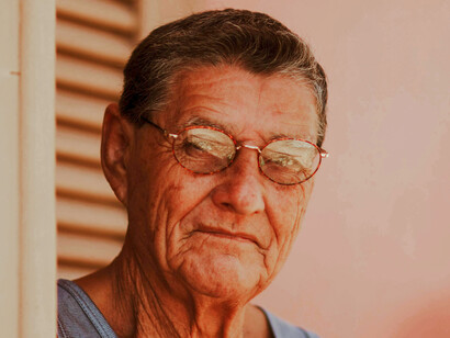 El abuelo siguió su peregrinar por los sueños de la familia, la dulce ave negra cruzaba los cielos y presentaba al abuelo a sus familiares