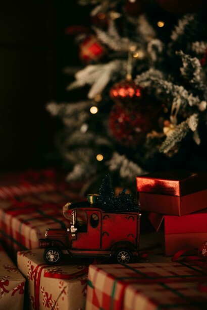 Elementos como las piñas y las bambalinas decoran el árbol, simbolizando unión familiar y abundancia