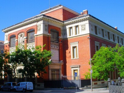 Vargas Llosa será recordado por lo que fue, un gran escritor y un literario. El 24 de marzo de 1994, es elegido académico de la RAE . Toma posesión el 15 de enero de 1996 con el discurso titulado Las discretas ficciones de Azorín y el sillón de la letra"L". Edificio de la Real Academia Española (RAE), 2022, Madrid, España