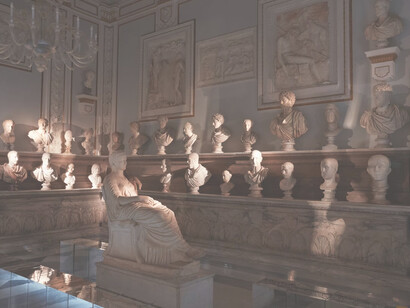 Musei Capitolini, Roma, Italia. Gucci non solo sfrutta la collaborazione tra moda e arte, ma la valorizza presentando una collezione che vanta diverse contaminazioni con il contesto storico del sito, richiamando la cultura rinascimentale e il patrimonio culturale italiano