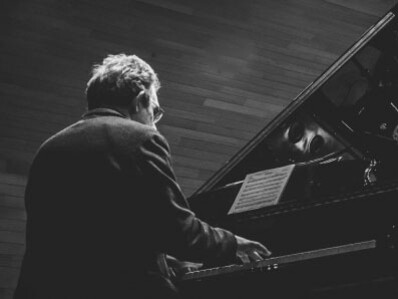Massimo Colombo al jazz è arrivato dopo un percorso di avvicinamento a generi e di performances con gruppi differenti e repertori diversi