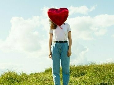 Mulher com balões em forma de coração. Para o xamanismo, podemos encontrar uma abordagem radicalmente diferente do amor. Enquanto as teorias psicanalíticas focam nas dinâmicas internas da mente e nas forças inconscientes que moldam nossos sentimentos e relacionamentos, o xamanismo vê o amor como uma energia vital e universal que permeia toda a existência