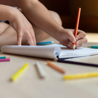 De trazos y marcadores de colores, pase a escribir algunas frases con la idea de llamarlas poesía