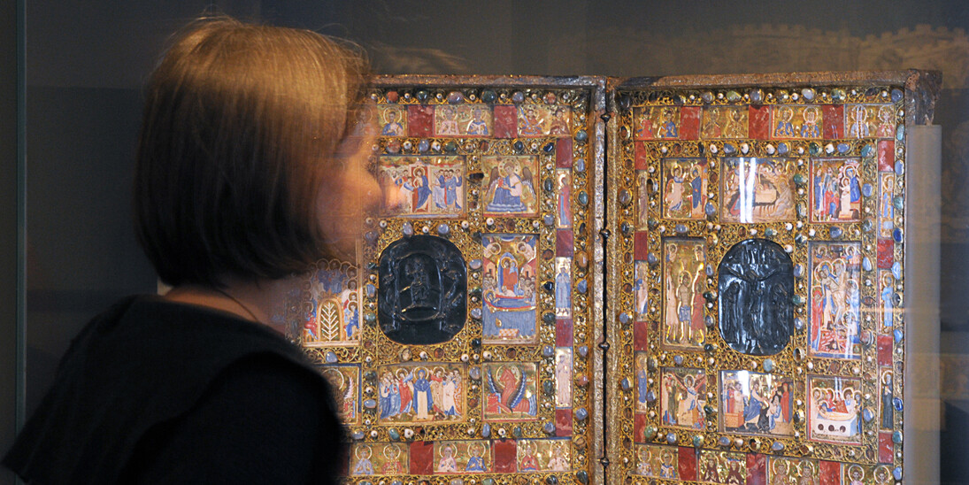 Looking at the Mille-fleur tapestry, which once belonged to Philip the Good (Brussels(?), ca 1466)
© Bernisches Historisches Museum, Bern. Photo Nadja Frey