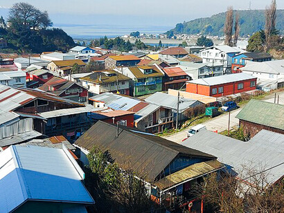 Vista panorámica de Puerto Montt, con sus viviendas tradicionales y la costa como elemento central del paisaje urbano