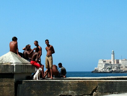 Cubanos sentados en el Malecón de La Habana, Cuba
