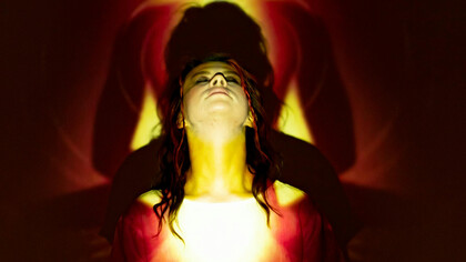 Transformação espiritual: mulher em meditação com chakras ativos. Conheça as terapias holísticas e integrativas para saúde e bem-estar