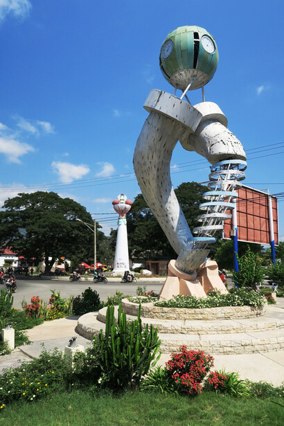 Clock Tower, Avenue Nicolau Lobato e Rua de Catedral