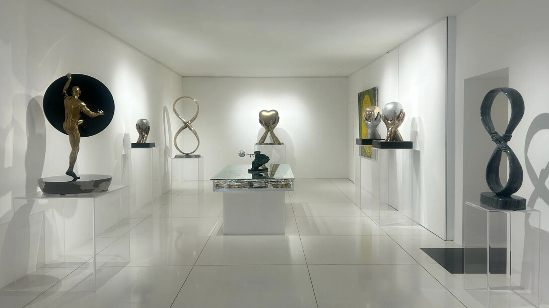 Lorenzo Quinn, I give you my heart, exhibition view. Courtesy of Contini Art Gallery