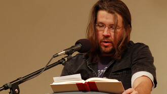 David Foster Wallace. Lo scrittore americano lega il proprio nome principalmente alla sua pubblicazione più nota, "Infinite Jest" (1996), un’opera magna di oltre 1000 pagine e quasi 400 note che il Time ha collocato tra i cento migliori romanzi in lingua inglese scritti fra il 1923 e il 2005. Figura controversa e dibattuta, di difficile comprensione e lettura, in ogni senso