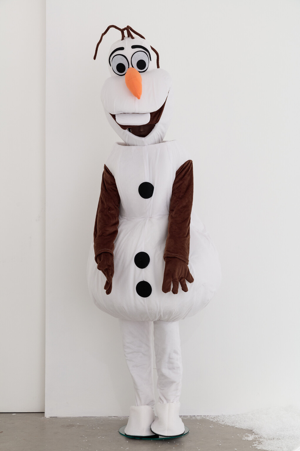 Olaf (a collaboration with Alivia Zivich) 2015, unauthorized Olaf costume imported from
China mannequin, performer, variable dimensions, courtesy of Vilma Gold, London and Neue Alte Brücke, Frankfurt