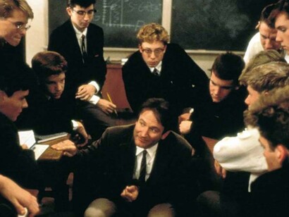 La frase cardine del film, "Cogliete l'attimo ragazzi, rendete straordinaria la vostra vita", avrebbe avuto lo stesso sconvolgente impatto se fosse venuta da uno schermo?