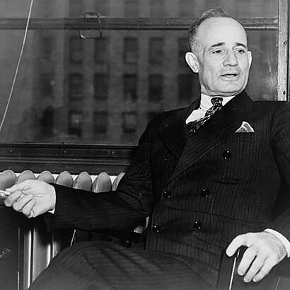 Napoleon Hill, né le 26 octobre 1883 et mort le 8 novembre 1970, est un auteur américain sur le développement personnel © By New York World-Telegram and the Sun Newspaper staff photographer