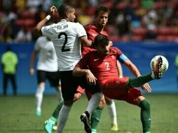 Portugal versus Alemanha nas Olimpíadas de 2016. Hoje, as grandes figuras desapareceram. Já não vemos jogadores que se identifiquem com os valores de um clube, que o defendam com a alma e o coração. A lealdade ao clube, aquela que se constrói com o tempo, parece ter sido substituída pela busca incessante de novos desafios, e muitas vezes, de maiores salários. O futebol, em muitos casos, tornou-se um negócio em que a única constante é a mudança de jogadores e clubes, e a paixão que antes alimentava as bancadas foi sendo relegada para segundo plano