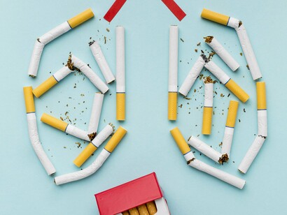 Sua mão fechou-se com força esmagando o maço de cigarros. Foi até a lixeira mais próxima e descartou primeiro o maço, depois o isqueiro e por último, corajosamente, o cigarro retirado dos lábios
