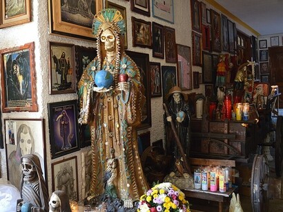 Venerata come la "Signora della Morte", la Santa Muerte è considerata una figura potente a cui si può chiedere aiuto per qualsiasi problema umano, dalla salute all'amore