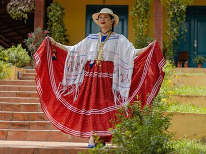 Mujer engalanada con atuendo tradicional, Panamá